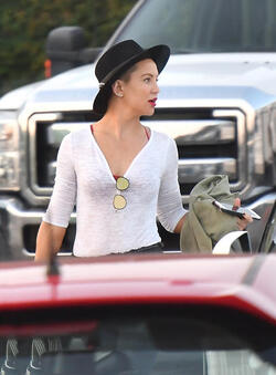 08/24/2017 EXCLUSIVE: Kate Hudson is spotted arriving to the set of 'Sister' in Los Angeles. The 38 year old actress was dressed in a black fedora, white v-neck shirt, red bra, and black jeans.
sales@theimagedirect.com Please byline:TheImageDirect.com
*EXCLUSIVE PLEASE EMAIL sales@theimagedirect.com FOR FEES BEFORE USE