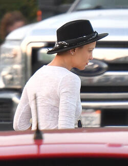 08/24/2017 EXCLUSIVE: Kate Hudson is spotted arriving to the set of 'Sister' in Los Angeles. The 38 year old actress was dressed in a black fedora, white v-neck shirt, red bra, and black jeans.
sales@theimagedirect.com Please byline:TheImageDirect.com
*EXCLUSIVE PLEASE EMAIL sales@theimagedirect.com FOR FEES BEFORE USE