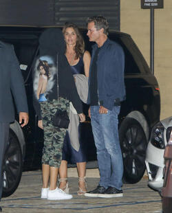PREMIUM EXCLUSIVE Please contact X17 before any use of these exclusive photos - x17@x17agency.com
So cuute! Kaia Gerber wearing Cindy Crawford sweat shirt with mom picture on the back august 31, 2017
Juliano/X17online.com