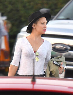 08/24/2017 EXCLUSIVE: Kate Hudson is spotted arriving to the set of 'Sister' in Los Angeles. The 38 year old actress was dressed in a black fedora, white v-neck shirt, red bra, and black jeans.
sales@theimagedirect.com Please byline:TheImageDirect.com
*EXCLUSIVE PLEASE EMAIL sales@theimagedirect.com FOR FEES BEFORE USE