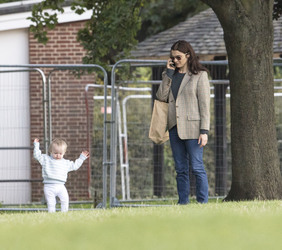 Magazine Features Photo Set 1529389 Rachel Weisz Takes Her Daughter To The Park But Doesn T Get Off The Phone Once