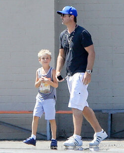 PREMIUM EXCLUSIVE Please contact X17 before any use of these exclusive photos - x17@x17agency.com
Robin Thicke spends some time with his growing son Julian Fuego, enjoying a beautiful afternoon together. Robin wore a dark blue shirt and matching baseball cap, with white shorts and color coordinated shoes. His son, Julian is starting to look a lot like dad. Friday, September 1, 2017 X17online.com PREMIUM EXCLUSIVE