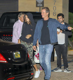 PREMIUM EXCLUSIVE Please contact X17 before any use of these exclusive photos - x17@x17agency.com
So cuute! Kaia Gerber wearing Cindy Crawford sweat shirt with mom picture on the back august 31, 2017
Juliano/X17online.com