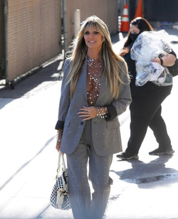 Magazine Features > Photo set 1770108: Heidi Klum Jumps out of Her Car ...