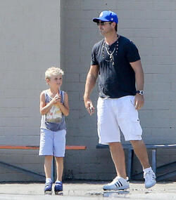 PREMIUM EXCLUSIVE Please contact X17 before any use of these exclusive photos - x17@x17agency.com
Robin Thicke spends some time with his growing son Julian Fuego, enjoying a beautiful afternoon together. Robin wore a dark blue shirt and matching baseball cap, with white shorts and color coordinated shoes. His son, Julian is starting to look a lot like dad. Friday, September 1, 2017 X17online.com PREMIUM EXCLUSIVE