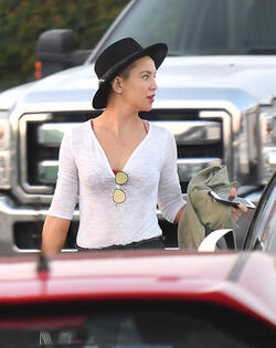 08/24/2017 EXCLUSIVE: Kate Hudson is spotted arriving to the set of 'Sister' in Los Angeles. The 38 year old actress was dressed in a black fedora, white v-neck shirt, red bra, and black jeans.
sales@theimagedirect.com Please byline:TheImageDirect.com
*EXCLUSIVE PLEASE EMAIL sales@theimagedirect.com FOR FEES BEFORE USE
