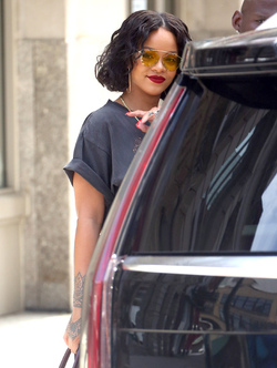 Rihanna wears a Bob Marley t shirt Rihanna wears a Bob Marley t shirt