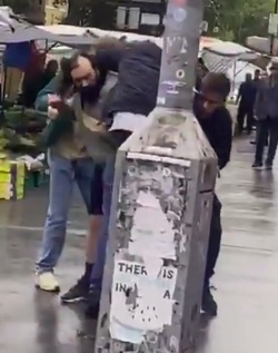 VIDEO Moment undercover cops wrestle suspect to ground with the help of London citizens