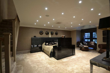 FORMER UNITED STAR FINDS BUYER FOR HIS HOME AFTER SEVEN YEARS AND SLASHING PRICE