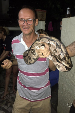 SLITHERING CYCLES 7FT SNAKE FOUND HIDING IN WASHING MACHINE