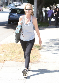 Helen Hunt leaving yoga class