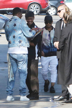 Sean P. Diddy Combs Narrowly Avoids Fall As He Waves To Fans At Jimmy Kimmel Sean P. Diddy Combs Narrowly Avoids Fall As He Waves To Fans At Jimmy Kimmel
