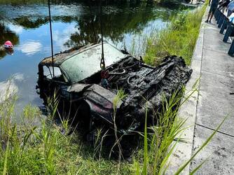 Divers find bones of mum and daughter who went missing 50 years ago in sunken car