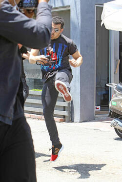 Joe Jonas Channels Bruce Lee To Defend Girlfriend Sophie Turner Joe Jonas Channels Bruce Lee To Defend Girlfriend Sophie Turner