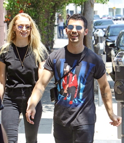 Joe Jonas Channels Bruce Lee To Defend Girlfriend Sophie Turner Joe Jonas Channels Bruce Lee To Defend Girlfriend Sophie Turner