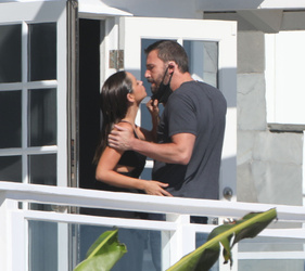 Ana de Armas pulls beau Ben Affleck s face mask down to give him a kiss as he visits her on set in Malibu Ana de Armas pulls beau Ben Affleck s face mask down to give him a kiss as he visits her on set in Malibu