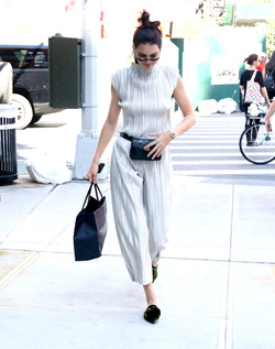 Kendall Jenner wears a fanny pack while shopping in the city Kendall Jenner wears a fanny pack while shopping in the city
