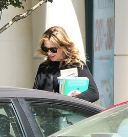 Julia Roberts Takes The Kids Shopping For Books In Calabasas Julia Roberts Takes The Kids Shopping For Books In Calabasas
