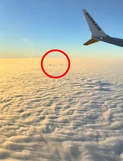 VIDEO Plane passenger spots DOG playing with ball in the clouds