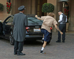 Justin Bieber Goes Jogging and Jumps as he Arrives Back at his Hotel