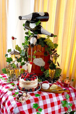 TALENTED BAKER CREATES CONTINUOUSLY POURING PROSECCOCAKE.....AND EVEN THE BOTTLES ARE EDIBLE