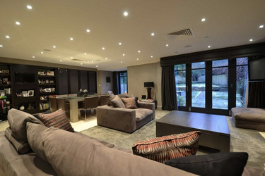 FORMER UNITED STAR FINDS BUYER FOR HIS HOME AFTER SEVEN YEARS AND SLASHING PRICE