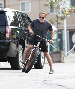 Arnold Schwarzenegger and Ralf Moeller go for a Bike Ride