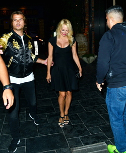 Stunning Beauty Pamela Anderson With A New Man In Hollywood