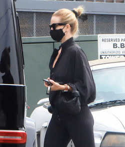 Rosie Huntington Whiteley Shows Off Her Supermodel Frame In All Black Workout Gear