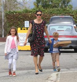 Jennifer Garner Ready For Action In Alias 2.0