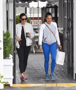 Jennifer Garner and a girlfriend make a caffeine pit stop at Brentwood Country Mart.