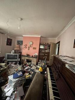 Urban explorer discovers abandoned vintage car graveyard Urban explorer discovers abandoned vintage car graveyard