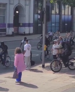 VIDEO Thief steals man s phone in broad daylight in blink and you ll miss it moment