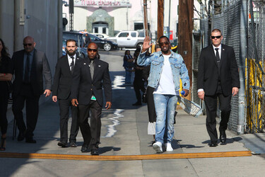 Sean P. Diddy Combs Narrowly Avoids Fall As He Waves To Fans At Jimmy Kimmel Sean P. Diddy Combs Narrowly Avoids Fall As He Waves To Fans At Jimmy Kimmel