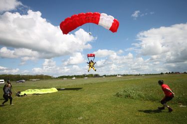 THE WORLDS OLEST TANDEM SKYDIVER AT 101 YEARS OLD with video 