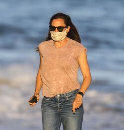Jennifer Garner Is strolling the beach in Malibu after flirting with Bradley Cooper