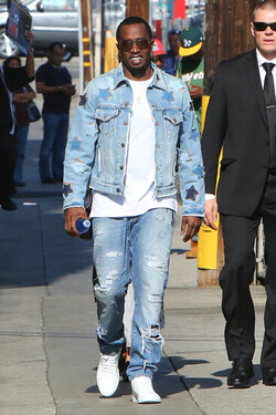 Sean P. Diddy Combs Narrowly Avoids Fall As He Waves To Fans At Jimmy Kimmel Sean P. Diddy Combs Narrowly Avoids Fall As He Waves To Fans At Jimmy Kimmel