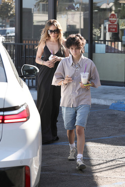 Jennifer Lopez Treats Emme To Coffee Bean Following Melrose Shopping Spree