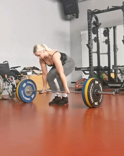 Woman becomes talented powerlifter despite suffering with seizures