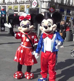 Spanish Police in Madrid have arrested two women pickpockets who used Minnie Mouse disguises to pickpocket tourist victims they posed for photos with.