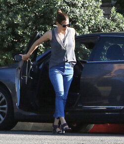 Jennifer Garner soaking on the sunshine while out with the girls