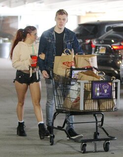 Ariel Winter Flaunts Legs Shows PDA With Boyfriend At Grocery Store Ariel Winter Flaunts Legs Shows PDA With Boyfriend At Grocery Store