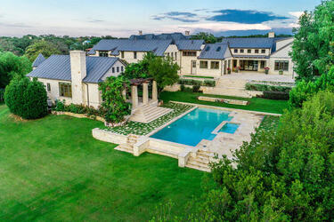 CRYSTAL PALACE SWAROVSKI HEIR AUCTIONS OFF 4M MANSION WITH A LIST NEIGHBOURS AND CRYSTAL LIGHTS
