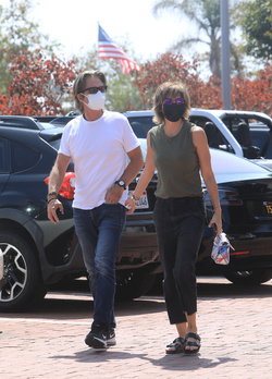 Lisa Rinna and Harry Hamlin in love in Malibu