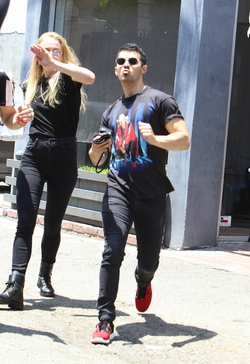 Joe Jonas Channels Bruce Lee To Defend Girlfriend Sophie Turner Joe Jonas Channels Bruce Lee To Defend Girlfriend Sophie Turner