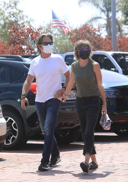 Lisa Rinna and Harry Hamlin in love in Malibu