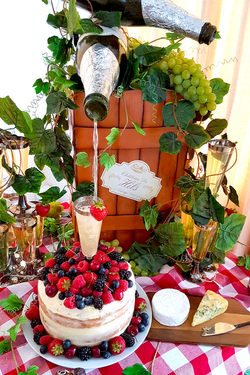 TALENTED BAKER CREATES CONTINUOUSLY POURING PROSECCOCAKE.....AND EVEN THE BOTTLES ARE EDIBLE