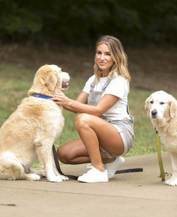 Jessie James Decker Walking her Dogs