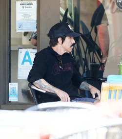 Doting dad Anthony Kiedis cuddles with son Everly Bear during lunch outing Doting dad Anthony Kiedis cuddles with son Everly Bear during lunch outing