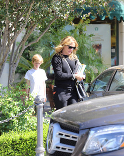 Julia Roberts Takes The Kids Shopping For Books In Calabasas Julia Roberts Takes The Kids Shopping For Books In Calabasas